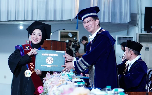 Cerita Wisudawan ITS Penyandang Tunarungu Nadya Andini Lulus dengan Predikat Cumlaude