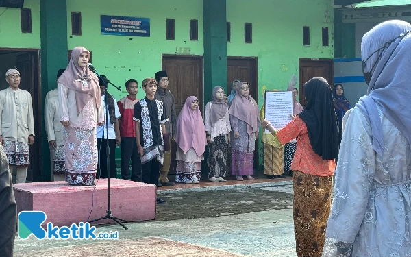 Thumbnail Peringati Hari Kartini, SMKN Klabang Upacara dengan Kenakan Kebaya