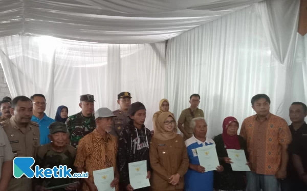 Thumbnail Penyerahan Sertifikat Redistribusi Tanah Negara dari PT Harta Mulia Blitar