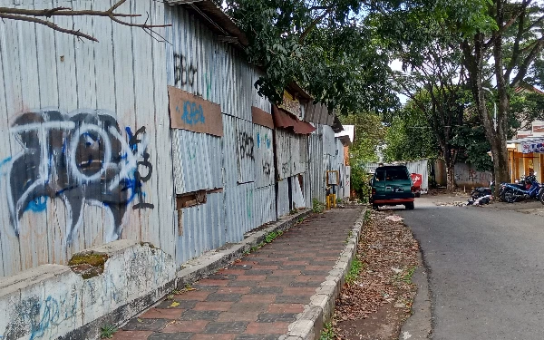 Thumbnail Sambut Porprov 2025, Kios Bekas Pasar Relokasi di Stadion Kota Batu Mulai Dibongkar