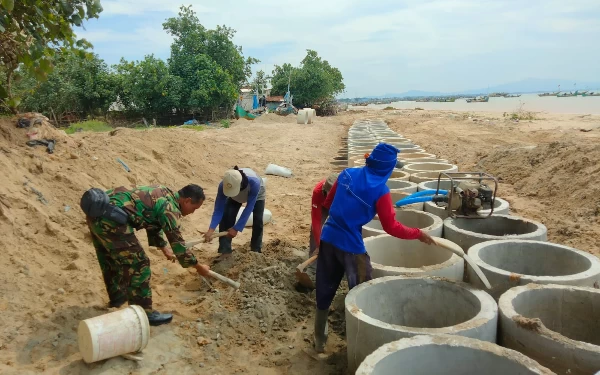 Thumbnail Cegah Abrasi, Pemerintah Desa Boncong Tuban Bangun Tanggul Laut