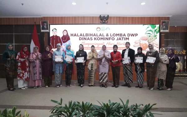 Thumbnail Peringati Hari Kartini, DWP Kominfo Jatim Gelar Lomba Fashion Show  dan Menghias Empon-Empon