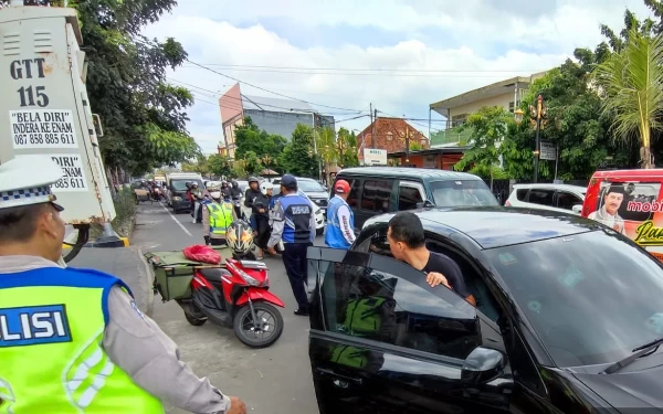 Thumbnail Berita - Aparat Gabungan Tertibkan Parkir Sembarangan di Kota Madiun