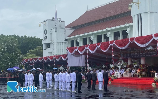 Thumbnail Hujan Tak Mengurangi Khidmat Upacara Hari Otoda 2024 di Surabaya