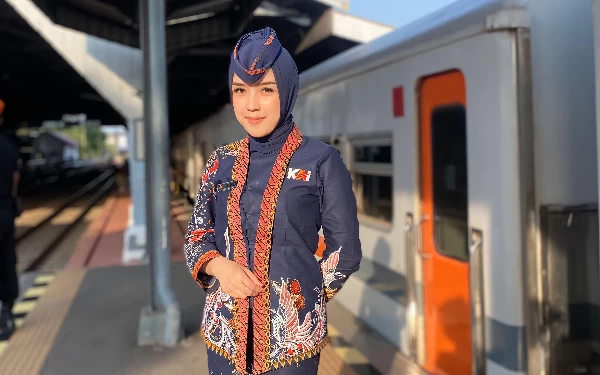 Thumbnail Cerita Monica Zulkarnain, Seorang Model, Influencer dan Pramugari Kereta Api