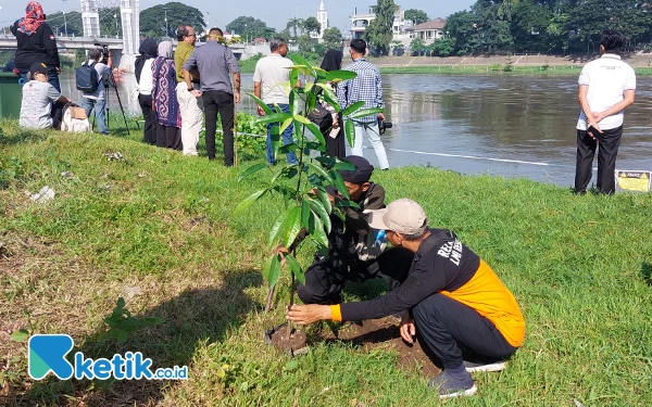 Thumbnail Berita - Antisipasi Banjir, Ribuan Relawan Lakukan Tanam Pohon hingga Bersihkan Sampah di Sungai Brantas