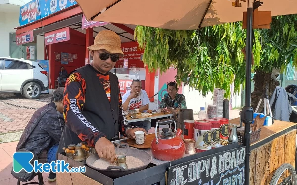 Thumbnail Menikmati Kopi Turki Dekat Alun-Alun Jember, Usung Konsep Street Bar Coffee