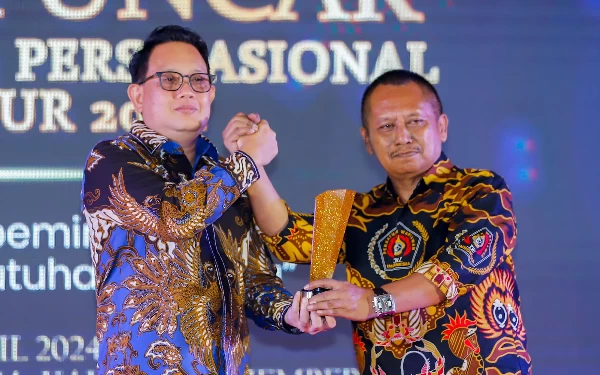 Thumbnail Sukses Jaga Pemilu Kondusif di Jatim, Pj Gubernur Adhy Karyono Terima Prapanca Award