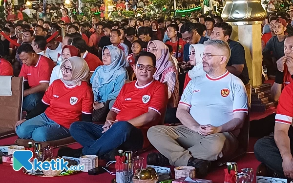 Thumbnail Pemprov Jatim Gelar Nobar Timnas di Grahadi, 5000 Porsi Makan Gratis Temani Penonton