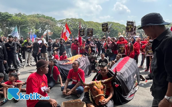 Thumbnail Bantengan Mberot Warnai Peringatan Hari Buruh di Kota Malang, Sistem Outsourcing Jadi Sorotan