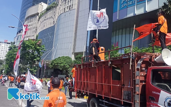 Thumbnail Berita - Tuntut Hak Pesangon, Buruh Blokade Jalan Basuki Rahmat Surabaya