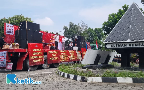 Thumbnail Gunakan Truk Trailer, Demo di Sleman Soroti Dugaan Mafia dan Kasus Malioboro City