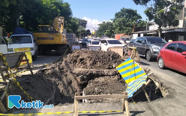 Thumbnail Macet Akibat Pembangunan Box Culvert, Kepala DSDABM Surabaya Ingatkan Manfaat Jangka Panjang