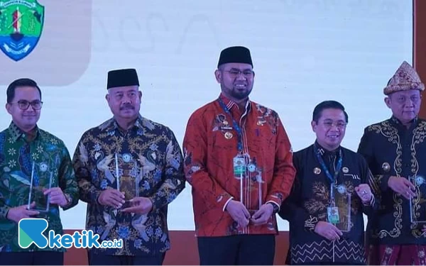 Thumbnail Tampak Hadir sejumlah kepala daerah dalam penyerahan tersebut. Dimana, Festival ini diselenggarakan oleh Badan Pengembangan dan Pembinaan Bahasa (Badan Bahasa), Kemendikbud Ristek, melalui Pusat Pengembangan dan Pelindungan Bahasa dan Sastra, yang berlangsung dari 1-5 Mei 2024 dengan tema Melestarikan Bahasa Daerah, Menjaga Kebinekaan Indonesia Kamis, (2/5/2024) (Foto Humas Pemda Halsel For Ketik.co.id)