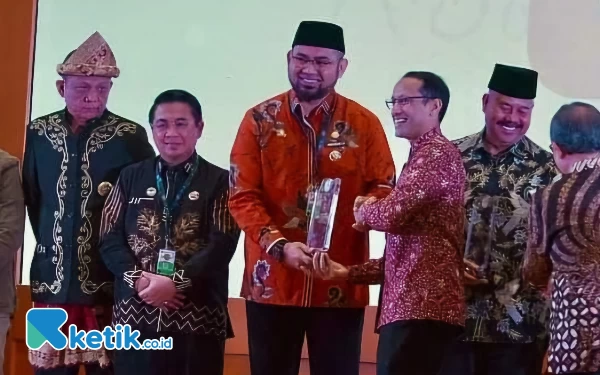 Thumbnail Berkontribusi dan menyukseskan program revitalisasi Bahasa Daerah, Bupati Halmaher Selatan Hasan Ali Bassam Kasuba raih penghargaan dari Kemendikbudristek Republik Indonesia. Penghargaan tersebut di serahkan langsung oleh Mendikbudriatek Nadiem Anwar Makarim usai membuka secara resmi Festival Tunas Bahasa Ibu Nasional (FTBIN), Kamis (2/5/2024) di The Sultan Hotel, Jakarta. (Foto Humas Pemda Halsel For Ketik.co.id)