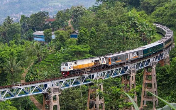 Thumbnail Long Weekend Bulan Mei, Yuk Cobain Berwisata Dekat Stasiun Kereta, Ada Masjid Al-Jabbar hingga Candi Prambanan