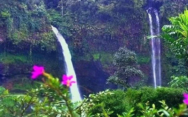 Thumbnail Berita - Daya Tarik Curug Ciparay Tasikmalaya, Diapit Gunung Dinding Ari dan Karacak