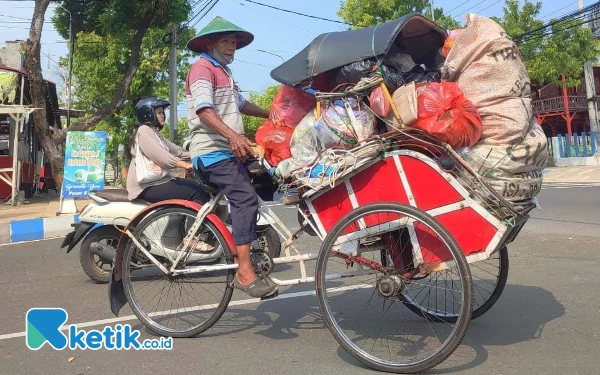 Thumbnail Berita - Tukang Becak di Pacitan Inginkan Rakhman Dampingi Mas Aji di Pilkada 2024