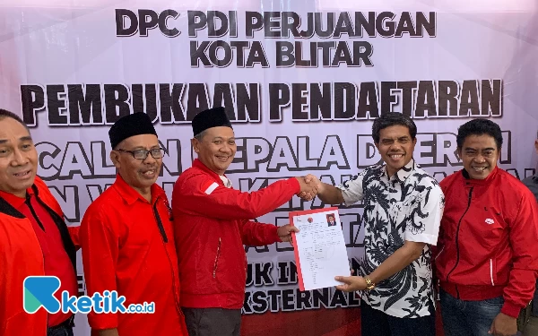 Thumbnail Optimis Dapat Rekom PDIP, Suharyono Kembalikan Formulir Pendaftaran Bacawali Kota Blitar