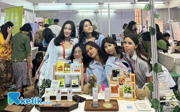 Thumbnail Mahasiswa Program International Bisnis SBM ITB Jadi Exhibitor di Pameran Food Beverage Indonesia