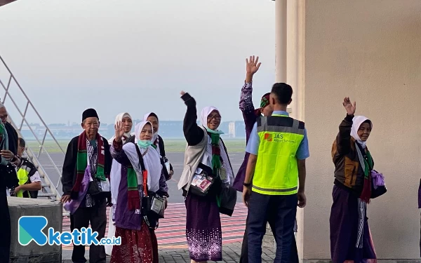 Thumbnail 371 Jemaah Haji Kloter Pertama Asal Bojonegoro Berangkat dari Bandara Juanda