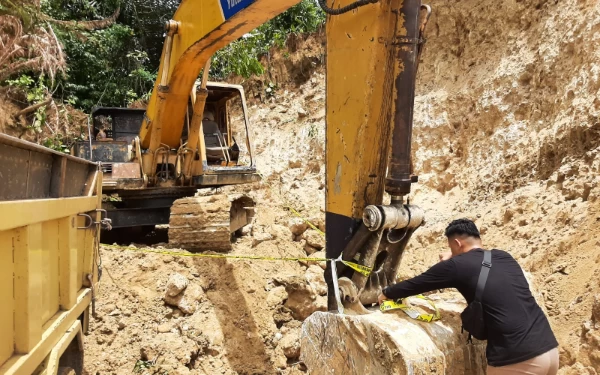 Thumbnail Diduga Penambangan Tanpa Izin, Polres Simeulue Amankan Ekskavator dan Seorang Operator