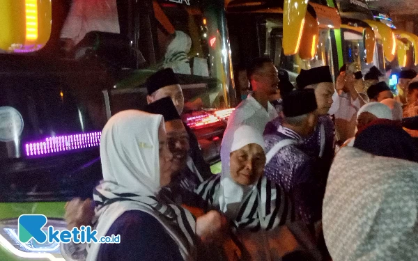 Thumbnail Tangis Haru Warnai Keberangkatan 207 Jemaah Calon Haji Kota Batu ke Tanah Suci