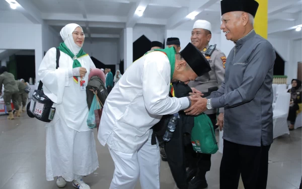 Thumbnail Bupati H Surya Lepas Jemaah Haji Kabupaten Asahan, Ini Pesan yang Disampaikan