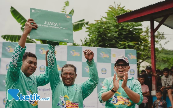 Thumbnail Penyerahan hadiah kepada juara 1 Obi Fishing Tournament Harita Nickel Minggu, (12/5/2024) (Foto Humas Harita Nickel For Ketik.co.id)