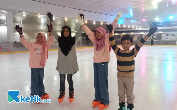 Thumbnail Intip Keseruan Bermain Ice Skating Terbesar se-Surabaya Hanya di Maspion Square