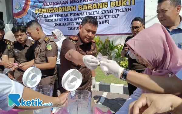 Thumbnail Kejari Situbondo Musnahkan Barang Bukti 117 Perkara, Termasuk 90,84 Gram Sabu