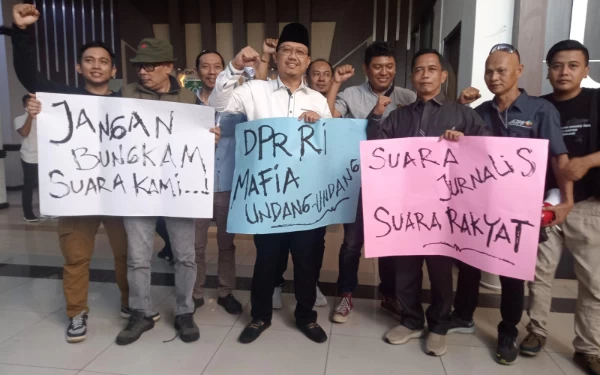 Thumbnail Tolak Revisi UU Penyiaran, Puluhan Wartawan Pasuruan Raya Turun Jalan