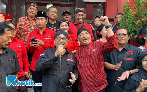 Thumbnail Longmarch Bareng Ribuan Pendukung, Guntur Wahono Kembalikan Formulir Cabup Blitar