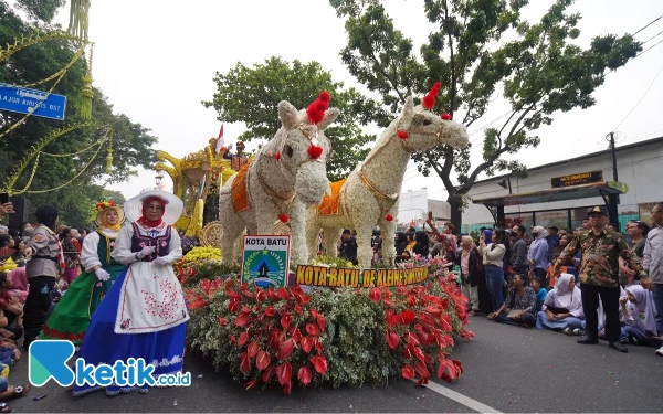 Thumbnail Berita - Mobil Hias The Beauty of Shining Batu Warnai Peringatan HUT ke-44 Dekranas di Solo