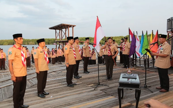 Tak Seperti Biasa! Pelantikan Mabicab Pramuka Kota Probolinggo Digelar di Tepi Pantai Mangrove