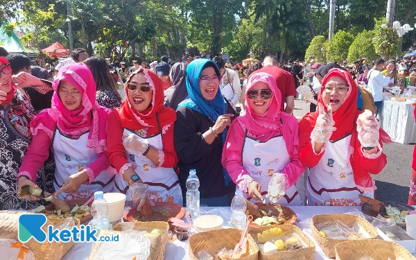 Thumbnail Keceriaan para peserta di Festival Rujak Uleg. (Foto: Husni Habib/Ketik.co.id)