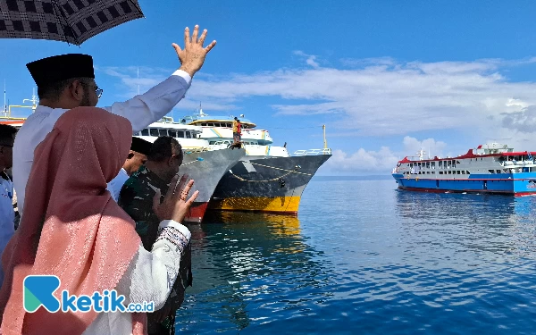 Thumbnail Bupati Halmahera Selatan Hasan Ali Bassam Kasuba Resmi melepas 194 Jamaah Calon Haji Halmahera Selatan di Pelabuhan Kupal Kecamatan Bacan Selatan. Bassam didampingi Istri Rifa'at Al-Sa'adah dan Pimpinan OPD ruang lingkup Pemda Halmahera Selatan Serta Kakankemenag Halmahera Selatan La Sengkan La Dadu. Bassam dan Isteri melambaikan tangan seraya berharap para Jamaah Calon Haji dapat kembali dengan sehat serta memperoleh Haji yang Mabrur Minggu (19/5/2024) (Foto Mursal Bahtiar/Ketik.co.id)