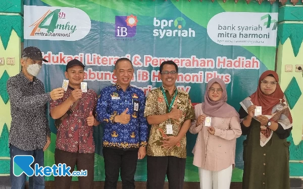 Thumbnail BPRS Mitra Harmoni Yogyakarta Gelar Edukasi Literasi Sekaligus Penyerahan Hadiah di Kemantren Umbulharjo