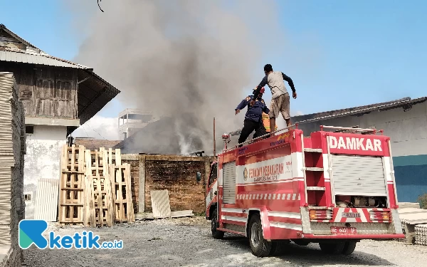 Thumbnail Gudang Sembako di Pacitan Terbakar, Diduga Akibat Korsleting Listrik