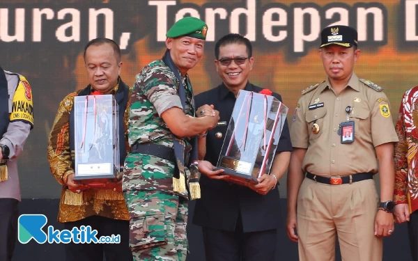 Thumbnail Gaungkan Kolaborasi Pentahelix dalam Pembangunan, Bupati Bandung Raih Pangdam Siliwangi Awards