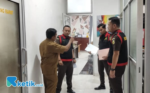 Thumbnail Kejari Aceh Barat Geledah Kantor BPKD Terkait Dugaan Korupsi Pajak Lebih dari Rp5 Miliar