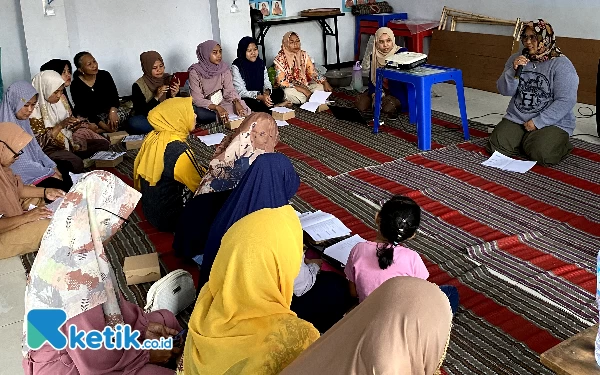 Thumbnail Berita - Mahasiswa UM Berdayakan Ibu-Ibu PKK dengan Pengolahan Limbah Kulit Bawang Putih