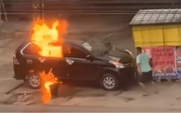 Thumbnail Viral! Detik-Detik Mobil Bawa 12 Galon BBM Terbakar di Kota Jambi