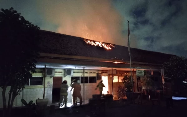 Korsleting Listrik, 1 Rumah dan Atap Sekolah di Jalan Juwingan Surabaya Terbakar