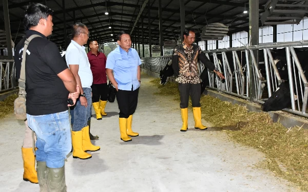 Thumbnail Eks KSAD dan Pj Bupati Bondowoso Tinjau Peternakan Sapi Perah Hasilkan Ribuan Liter Susu Sehari