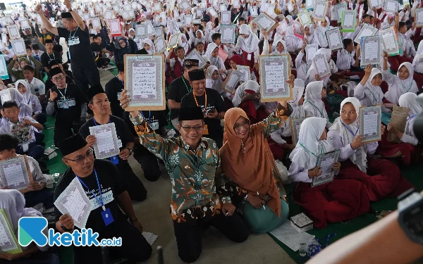 Ikut Pecahkan Rekor, Bupati Bandung dan Istri Jadi Peserta Gerakan Menulis Al-Qur'an