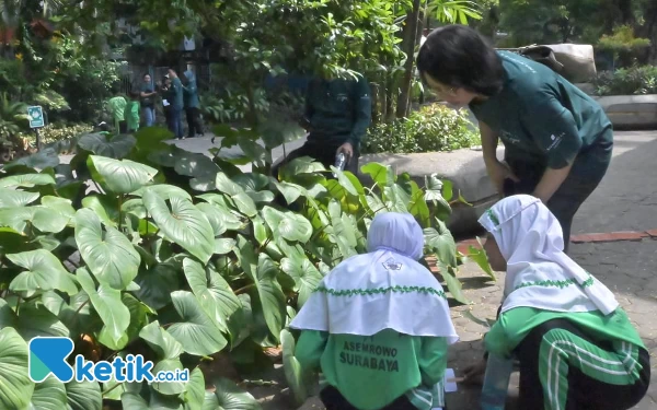 Thumbnail Berita - Hotel Shangri-La Ajak Siswa SD Tanwir Surabaya Belajar di Kebun Bibit