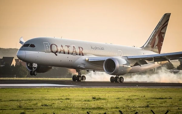 Thumbnail Pesawat Qatar Airways Alami Turbulensi Hebat, 12 Orang Terluka