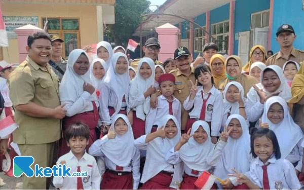 Thumbnail Kunjungi Kecamatan Mlandingan, Bupati Situbondo Disambut Gembira Ratusan Siswa SD