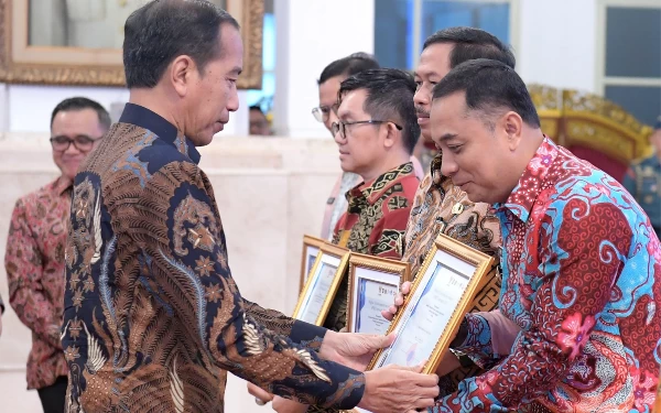 Thumbnail Wali Kota Surabaya Terima Penghargaan SPBE dari Presiden Joko Widodo